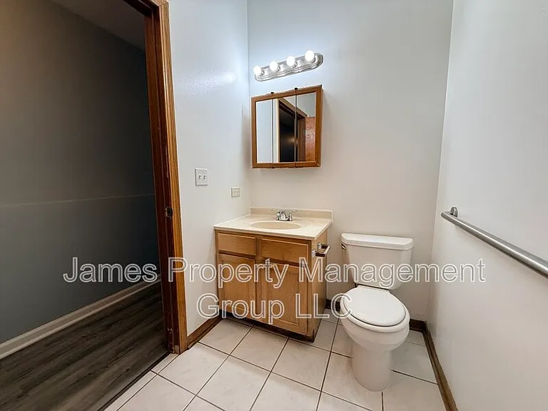 2711 W Congress Pkwy #1 — Photo 6