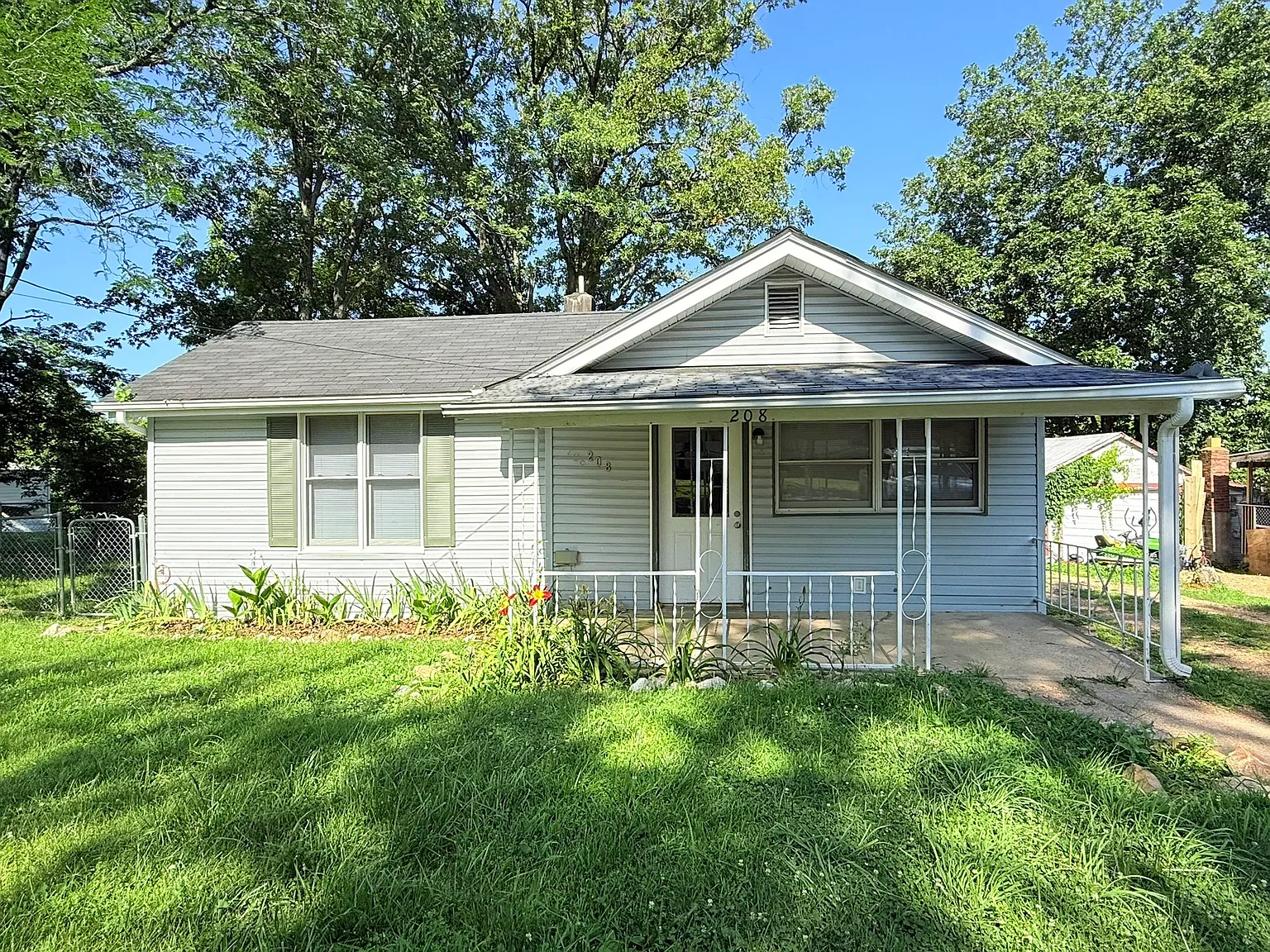 208 Moss Street - 1 — Photo 1