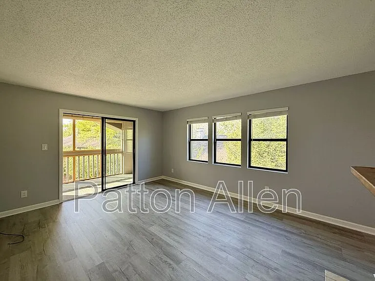 2406 Abbey Cir — Photo 10