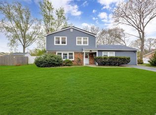 8 Hawkins Path, Coram, NY 11727