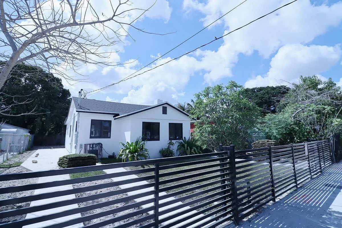 3 bed, 1.0 bath, 1366 sqft, $2,750 — Photo 2