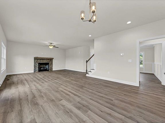 5th image of 132 Oak Meadow Ln