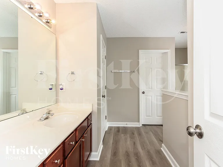 2217 Thorncrest Dr — Photo 13