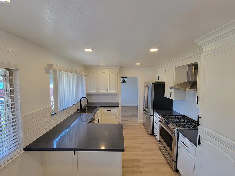 2210 Sierra Ct — Photo 7