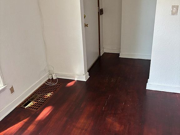 4th image of 4826 Fremont Ave N