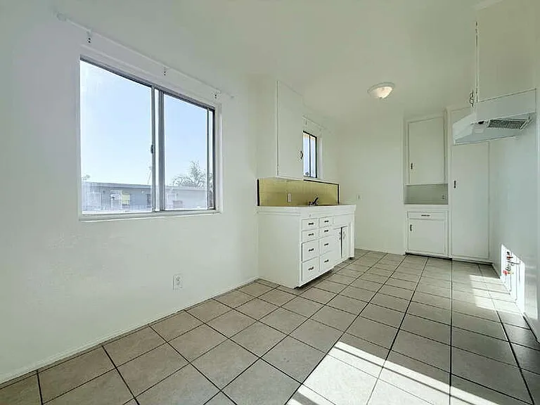 943 W 68th St #4 — Photo 12