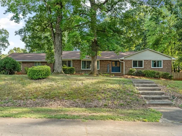 3620 Chelmsford Dr, Winston Salem, NC 27105