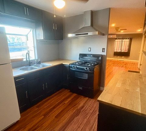 4th image of 814 Fresno St