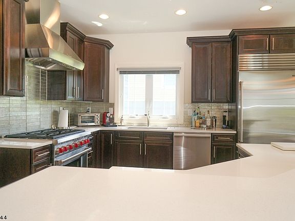 4th image of 13 Woodcott Dr