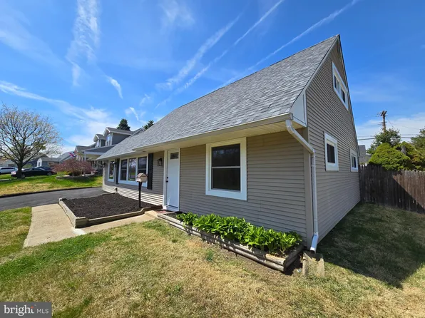 61 Cobalt Cross Rd, Levittown, PA 19057