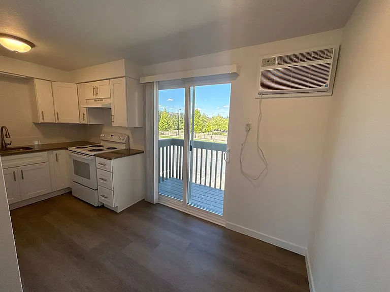 Greenwood Apartments — Photo 37