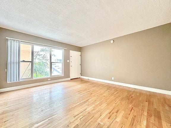 2nd image of 1129 Lincoln Blvd #4