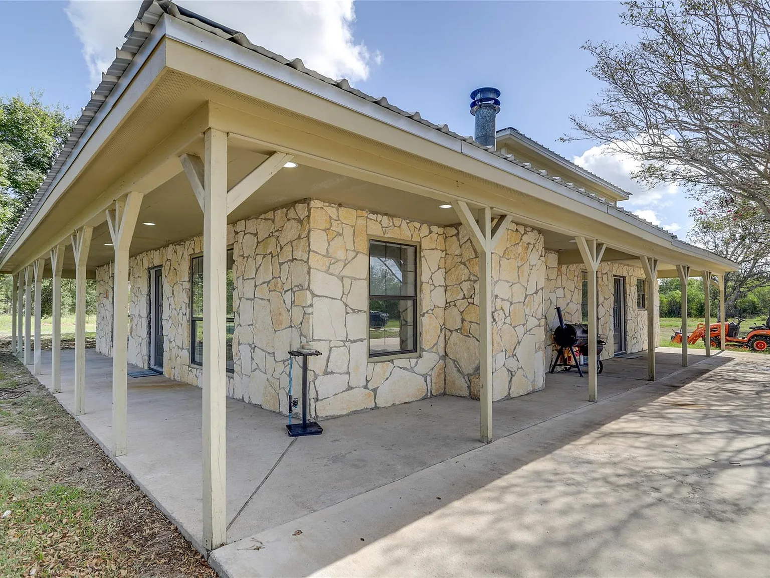 2 bed, 1.5 bath, 2565 sqft, $2,100 — Photo 3