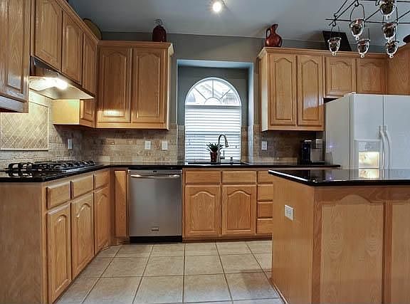 4th image of 819 Water Oak Dr