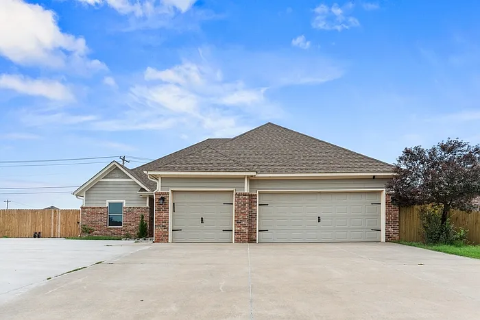1200 Ridgeway Dr — Photo 2