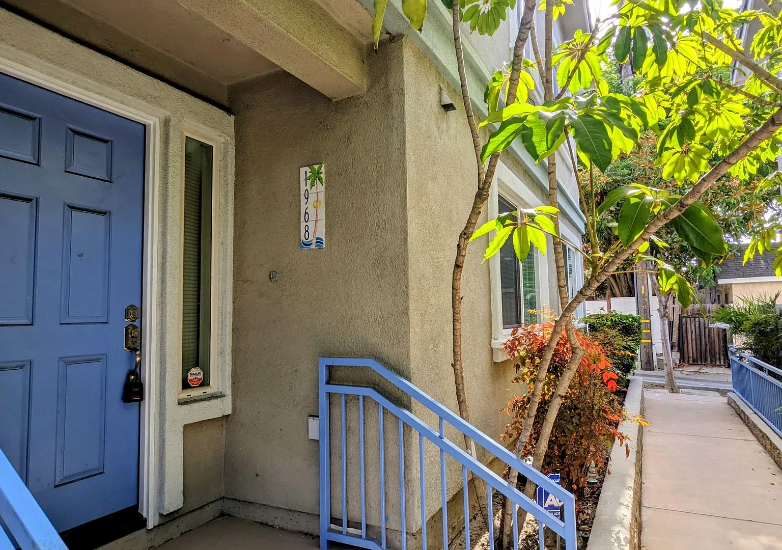 Spacious 3 Bedroom Townhome with a 2 car garage in Signal Hill — Photo 1
