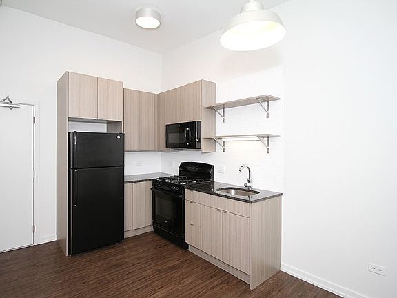 2nd image of 5718 N Winthrop Ave APT 410