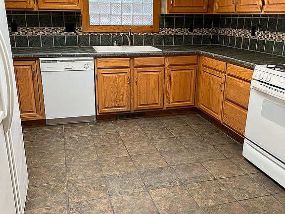 Kitchen w/jade tile