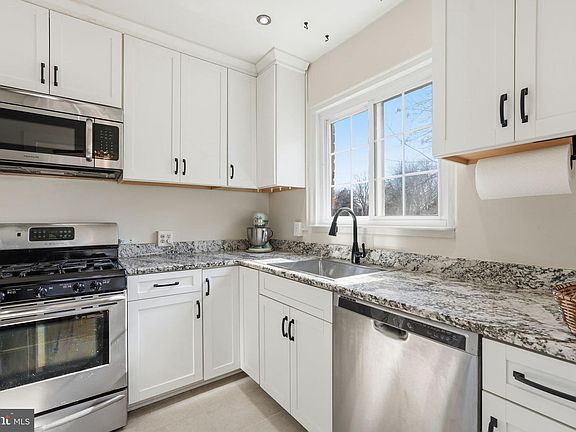 4th image of 3233 Martha Custis Dr
