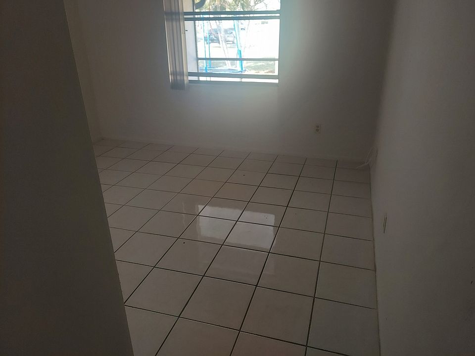 2nd image of 903 SE 13th Ter #2