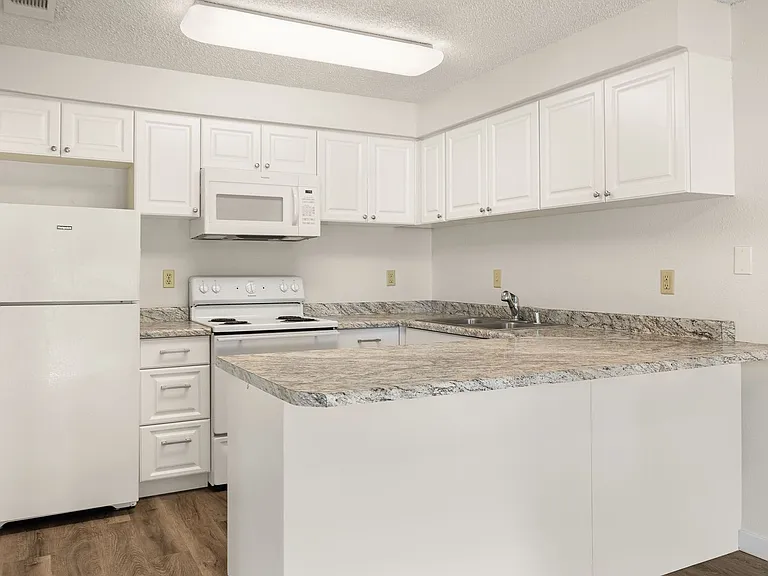 Lassen Villa Apartments — Photo 45