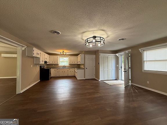 4th image of 818 Ridge Ave