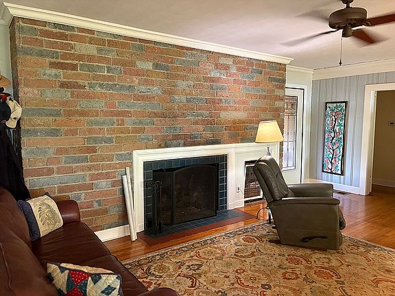 Gas/ burning fireplace 