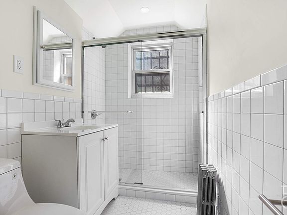 4th image of 32-21 Crescent St #1