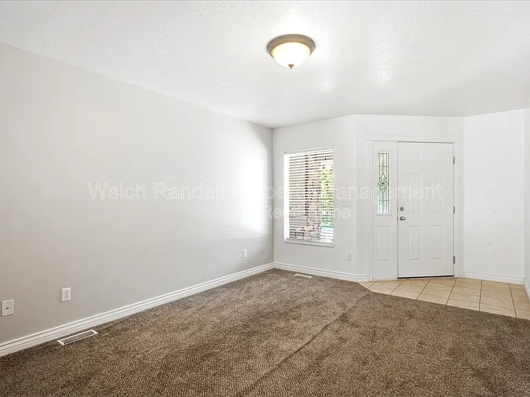 672 E Clearwater Dr N — Photo 4