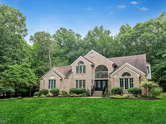 3rd image of 15 Crescent Ridge Rd