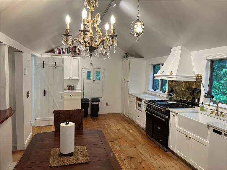49 Sanford Ave — Photo 6
