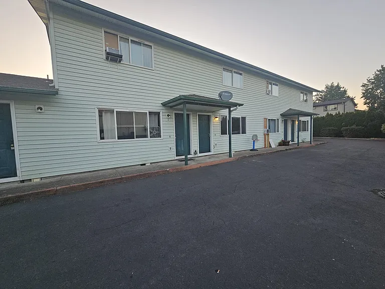 320 SE Hankel St #2 — Photo 2