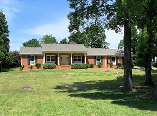 5306 Forest Oaks Dr, Greensboro, NC 27406