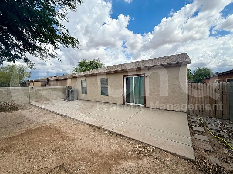 2735 E Liverpool Dr — Photo 18