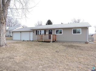 912 S Blaine St, Lennox, SD 57039