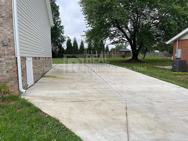 206 Hassellwood Dr — Photo 13