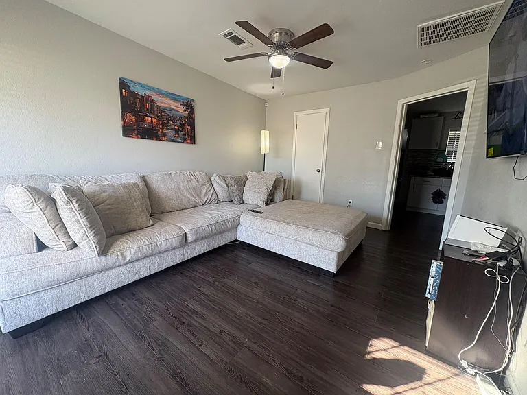 Greylog Dr — Photo 6