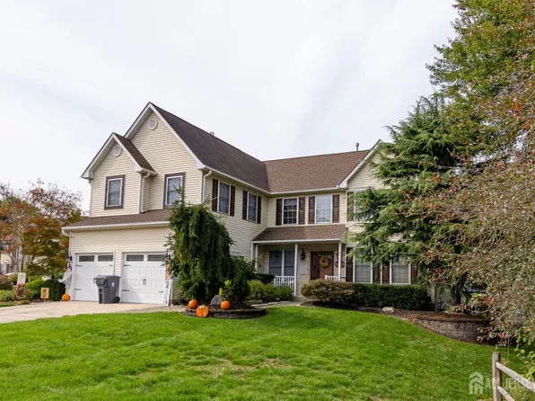 8 Clearbrook Ct, Howell, NJ 07731