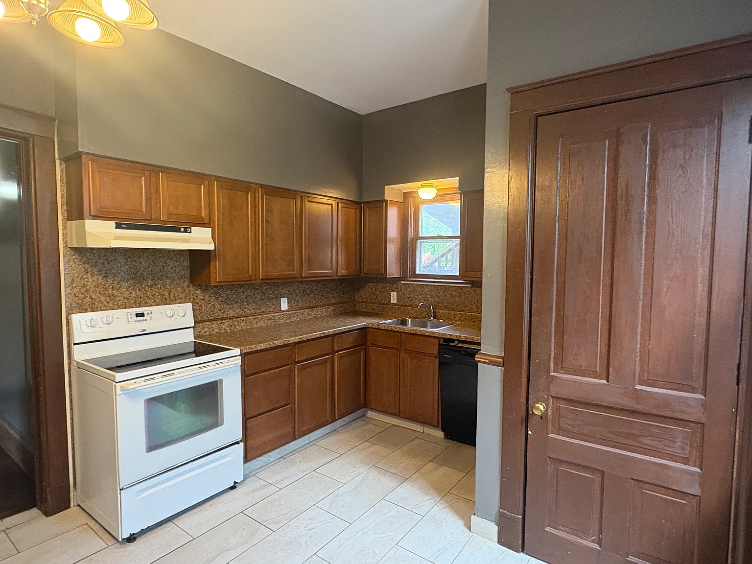 6 bed, 2500 sqft, $2,200 — Photo 2