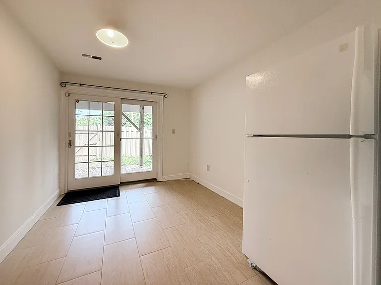 10240 Arizona Cir — Photo 16