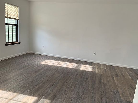 4th image of 408 McKean Ct