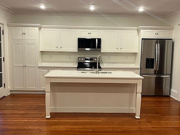 2nd image of 555 W 6th St #1