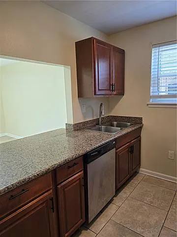 3 bed, 1.5 bath, 1300 sqft, $1,500 — Photo 4
