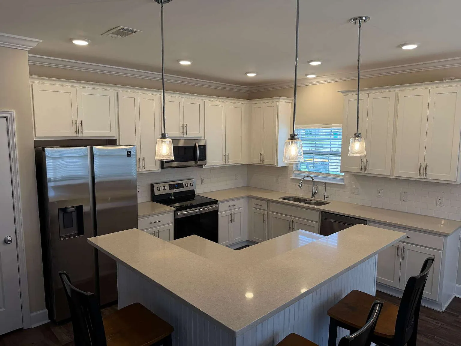 4 bed, 2.0 bath, 2046 sqft, $2,850 — Photo 2