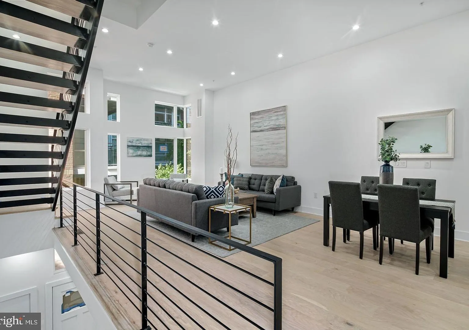 Old City Townhome with 2 Car Parking — Photo 1