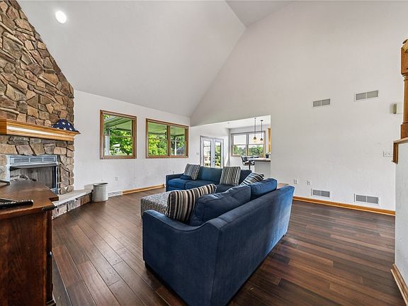 5th image of 9201 Lucia Ln