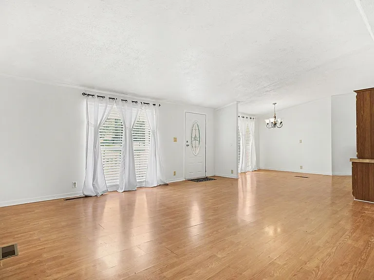 4705 Pearl Rd — Photo 5