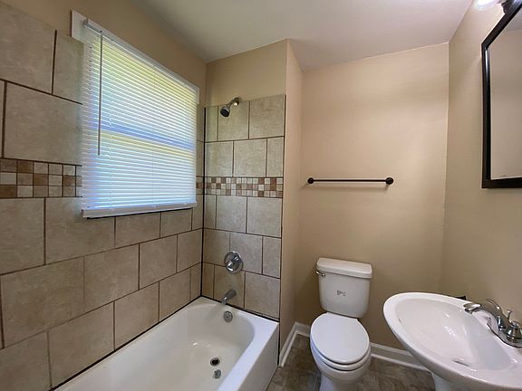 2nd image of 1461 Oaklawn St