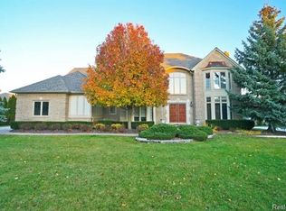 5570 Woodfield Dr, Troy, MI 48098