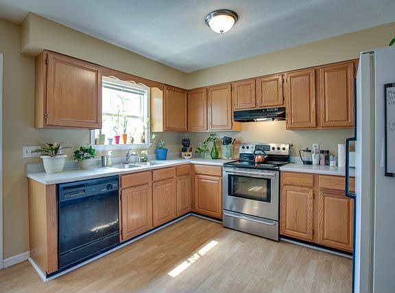 Great kitchen with eat-in area